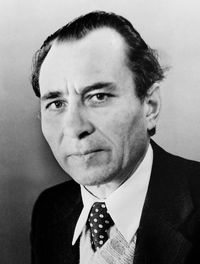 СУМБАЕВ Олег Игоревич (1930 – 2002)
