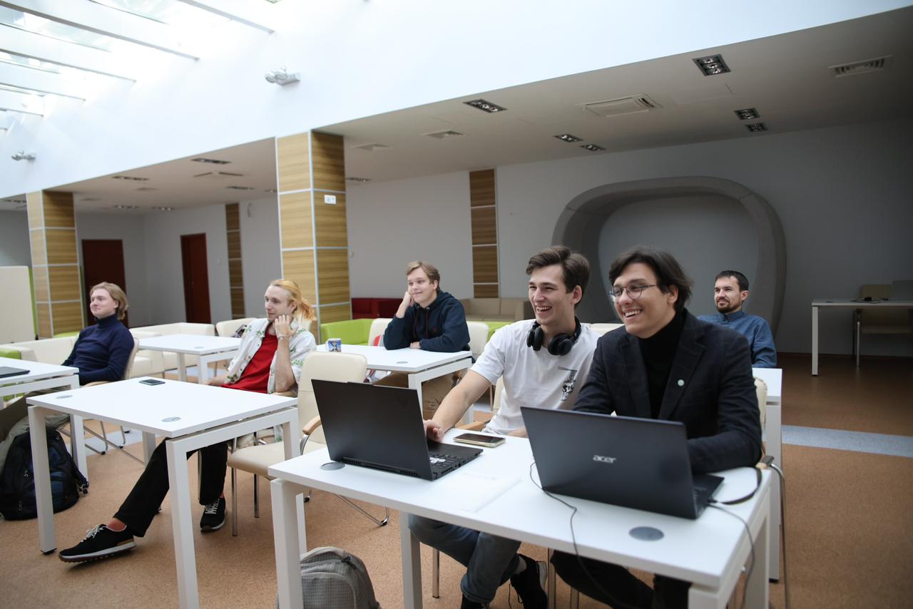 Студенты ДВФУ прошли стажировку в Курчатовском институте