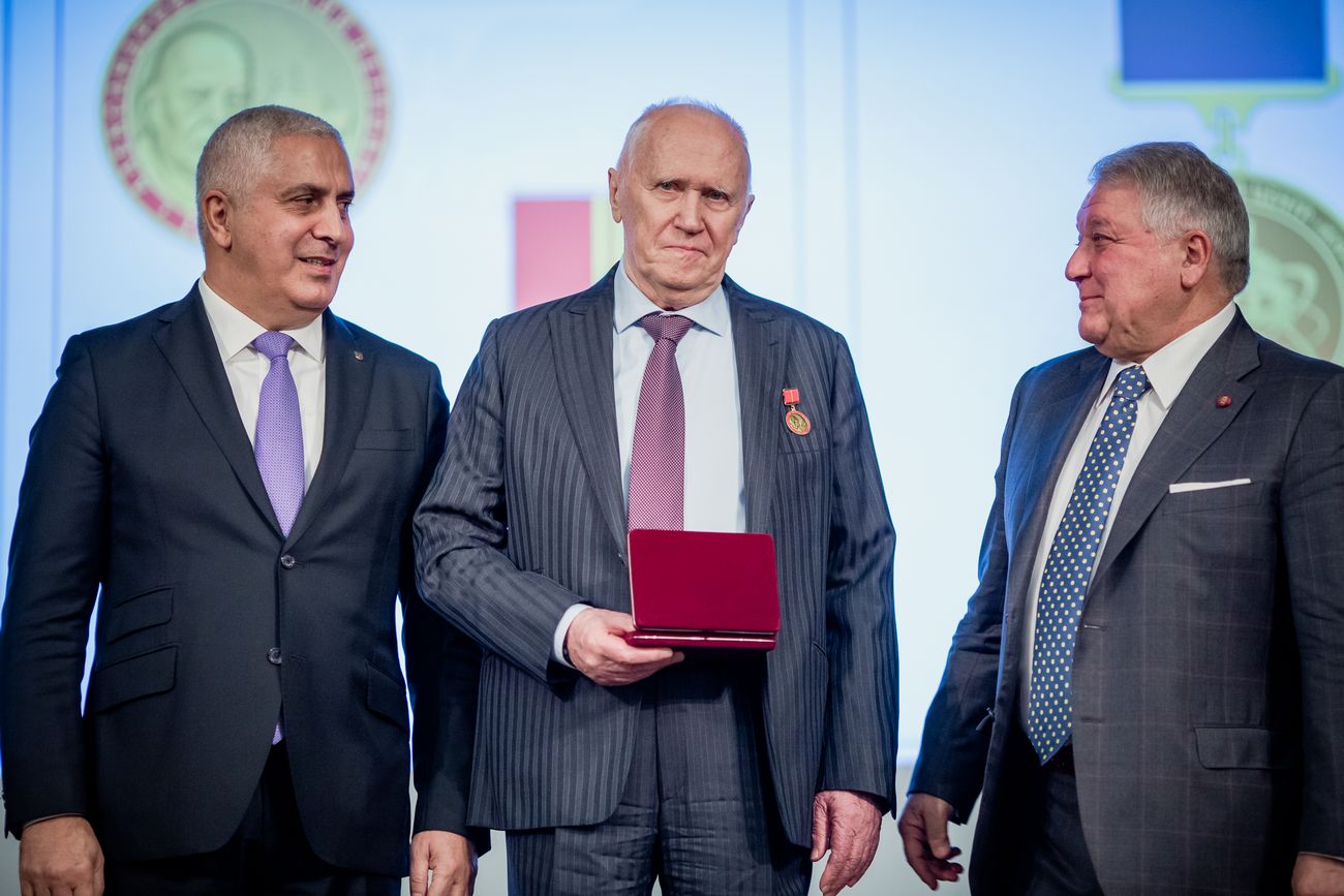 Курчатовский институт вручил медали