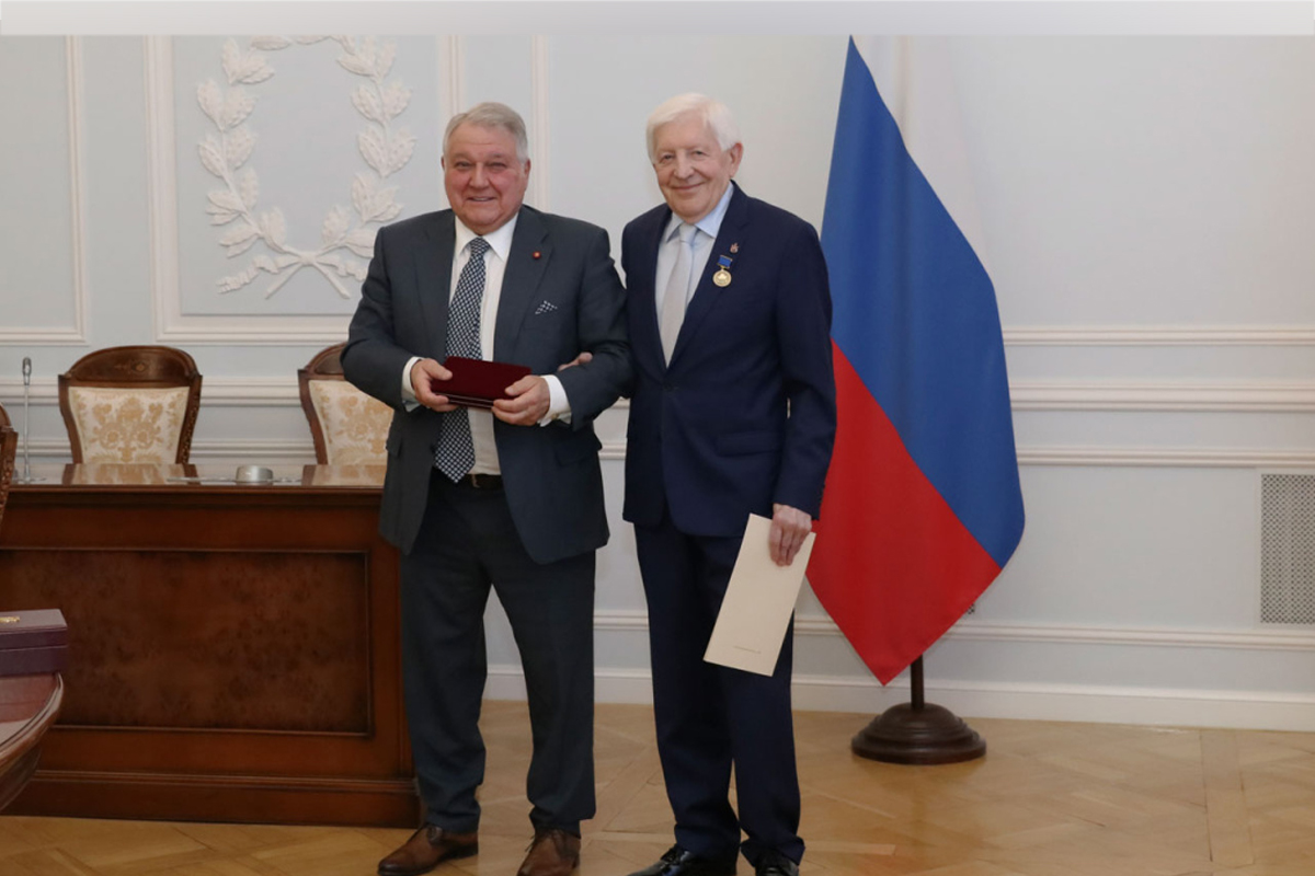 � 100-����� ��������� �.�. ��������: ������ ��������� ����������� � ��������